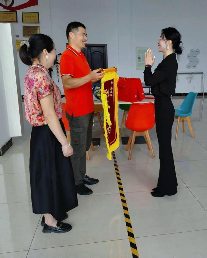 珉悦丈夫捐资20万元修建涉险水域防滑步道！mg不朽情缘游戏网站登录后续来了！被救女孙(图2)